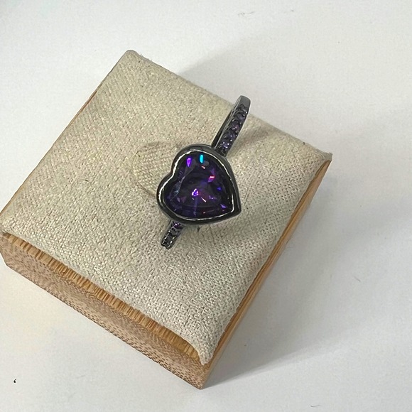 Heart Cut Purple Stone Black‎ Ring Women's Fashion Jewelry Cocktail Size 7.75 - Picture 4 of 5